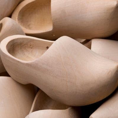 I laboratori artigianali dove si producono gli zoccoli - Amsterdam