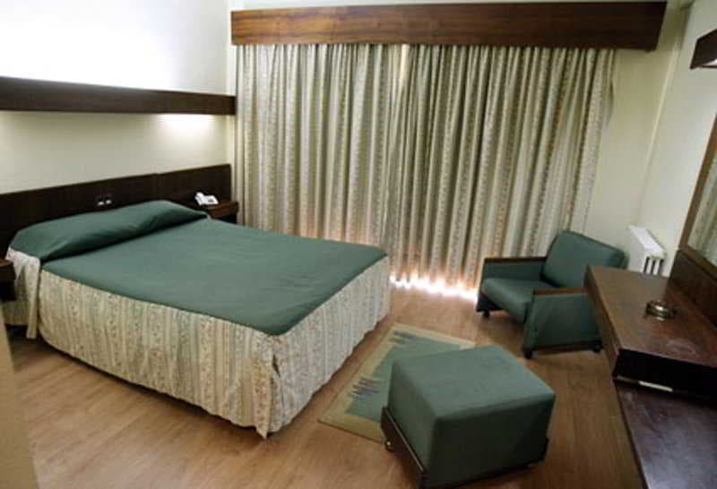 Costa de Prata II, Room