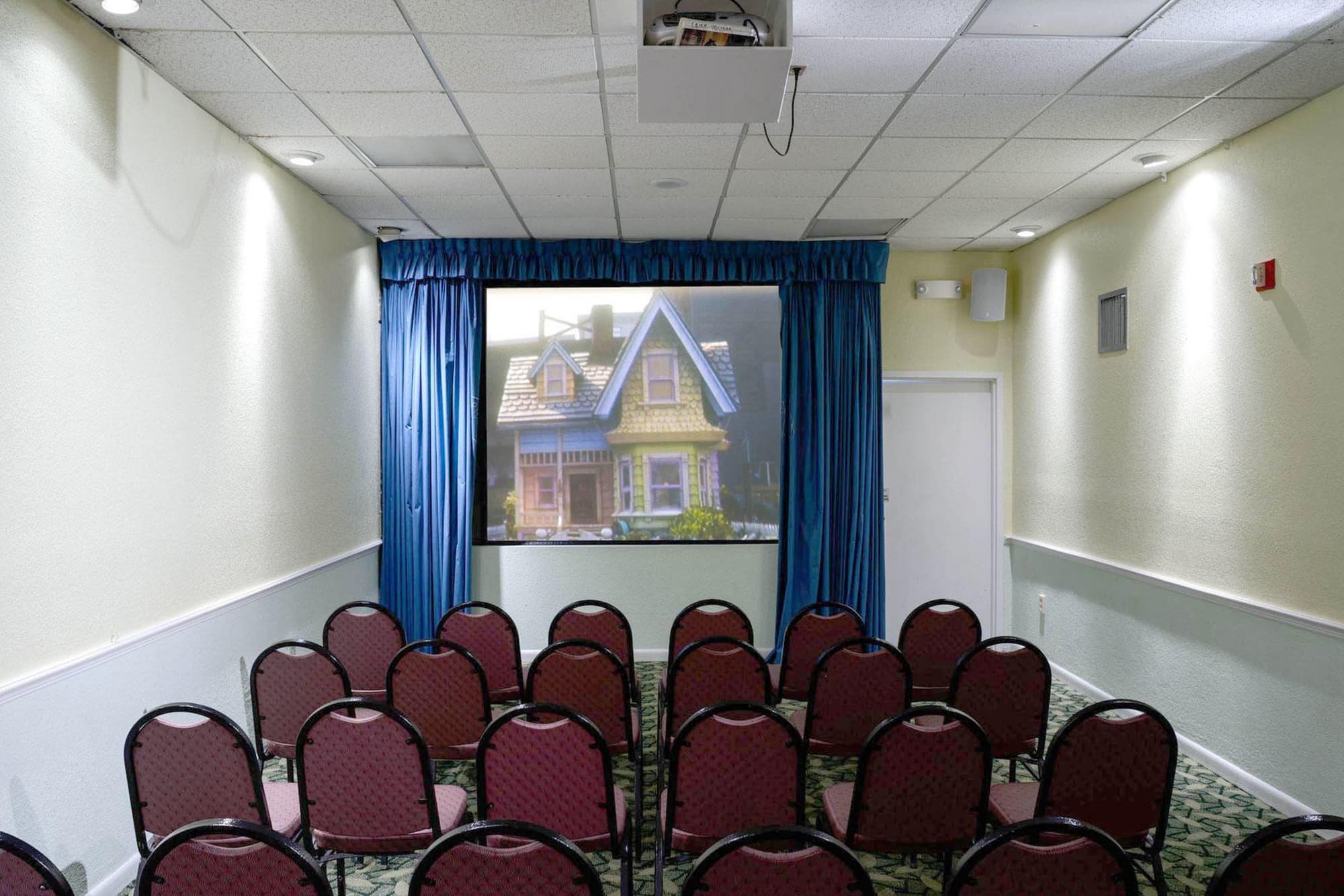 Seralago Hotel and Suites Main Gate East, Sports and Entertainment