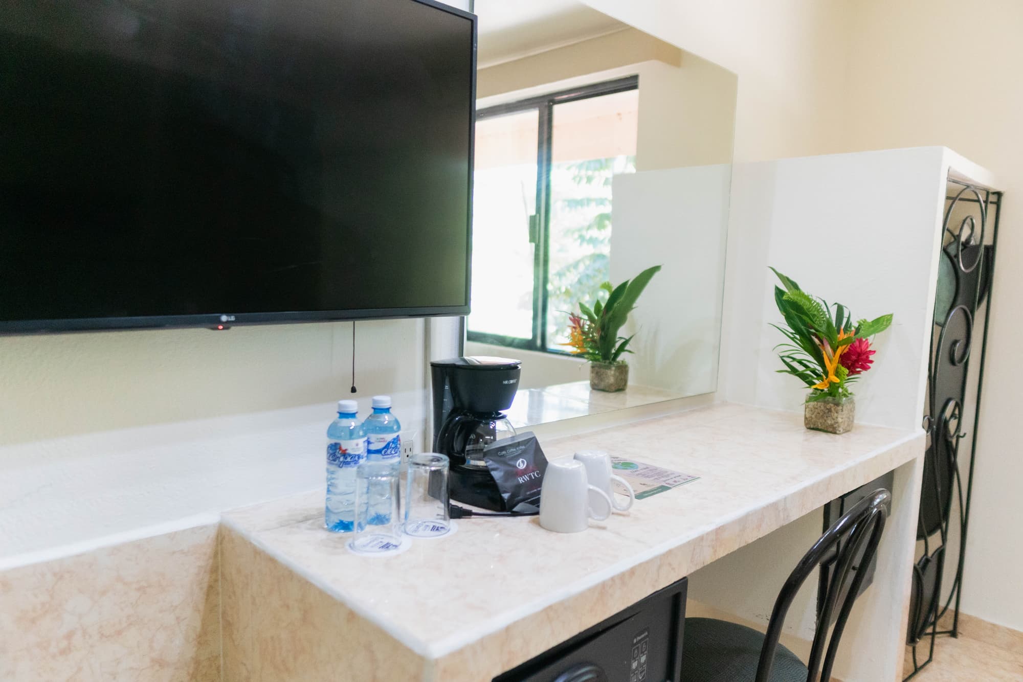 Maya Tulipanes, Room