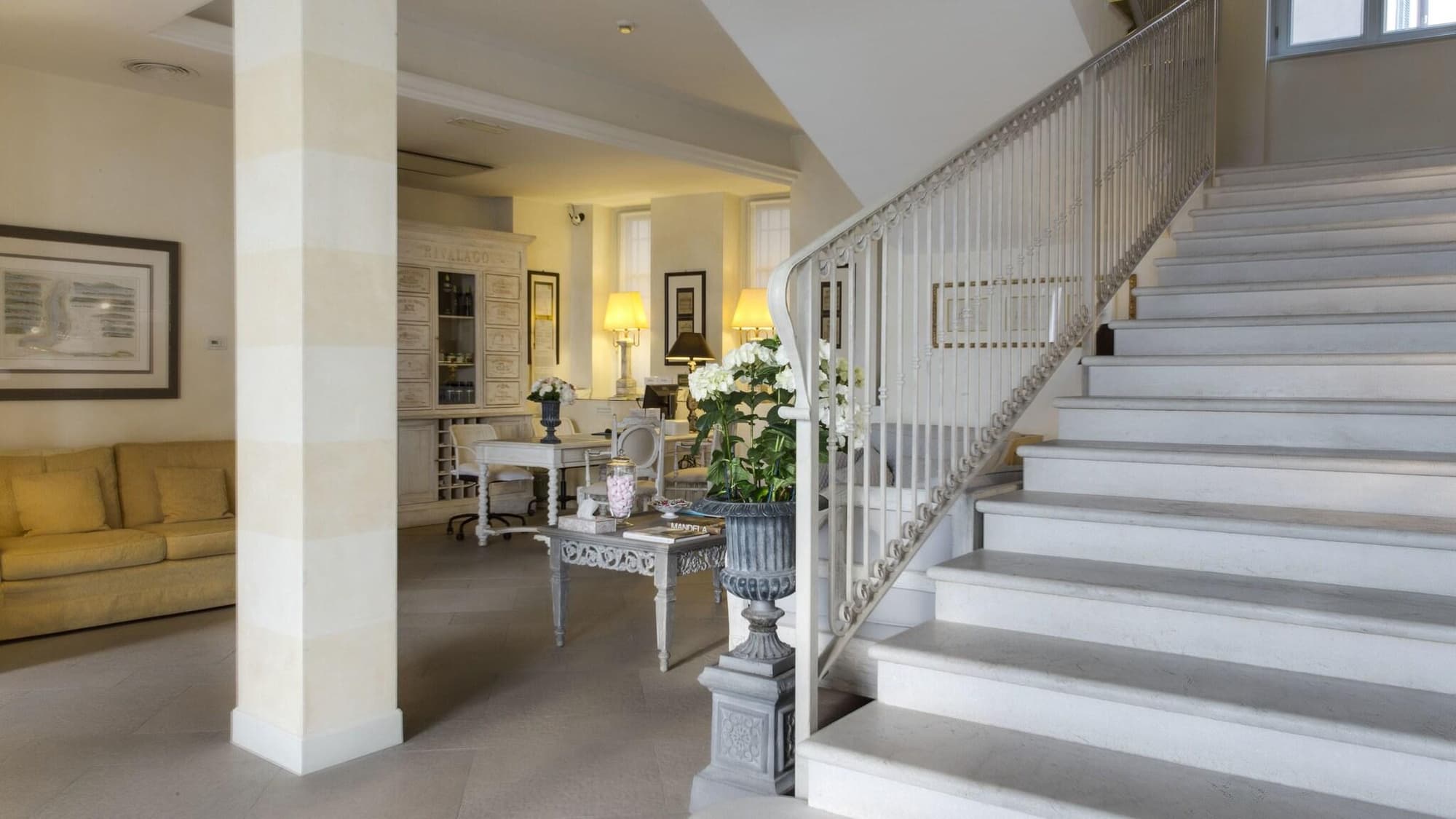 Hotel Rivalago, Lobby