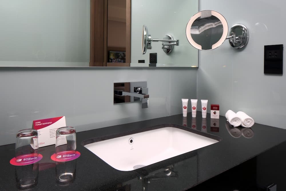 Ramada Encore by Wyndham Muscat Al-Ghubra, Bathroom