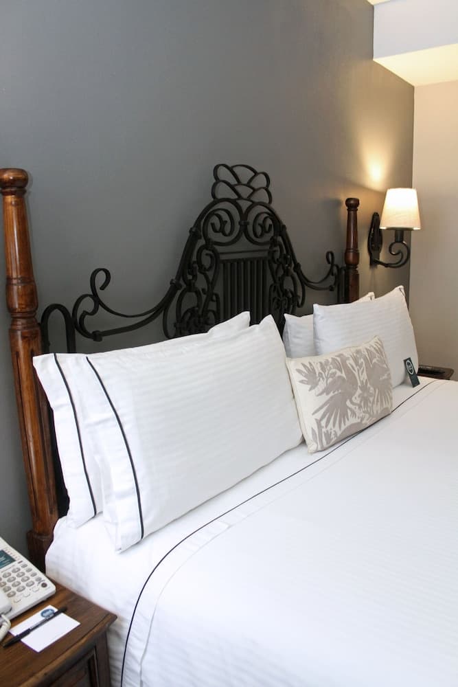 Zócalo Central, Room