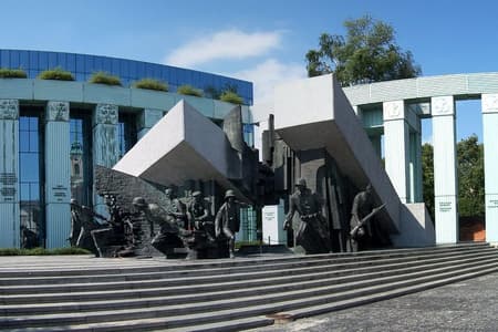 Warsaw: Skip the Line Warsaw Uprising Museum and World War II Private Tour