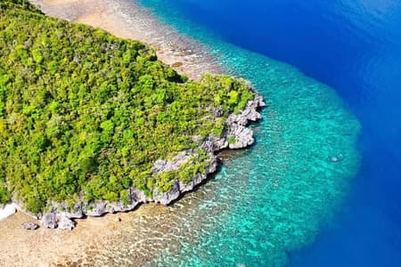 Viaggio di condivisione di mezza giornata con snorkeling nella grotta di Rangko e sulla spiaggia Labuan Bajo