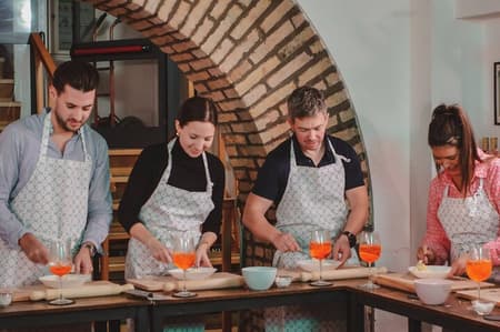 Lezione di cucina della pasta vicino al Colosseo con 3 Spritz Cocktail