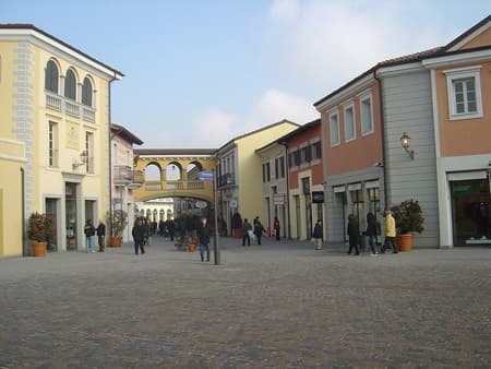 Serravalle Designer Outlet vanuit Milaan