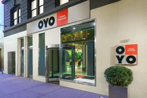 OYO Times Square, Exterior