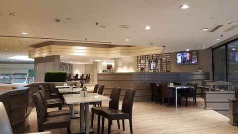 Toronto Don Valley Hotel and Suites, Dining