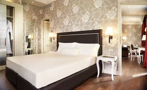 Sina De la Ville, Room