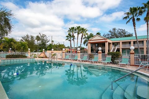 Econo Lodge Inn & Suites, Pool