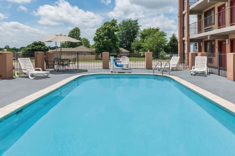 Days Inn & Suites by Wyndham Springfield on I-44, Pool