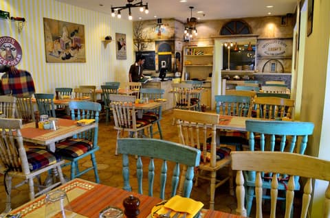 Ambassador, New Delhi - IHCL SeleQtions, Breakfast area