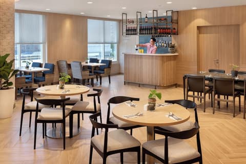 Grand Mercure Singapore Roxy, Restaurant