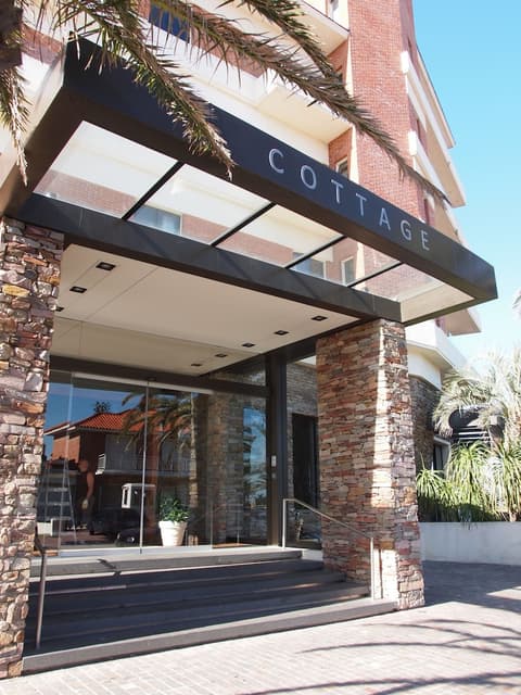 Hotel Cottage, Interior entrance