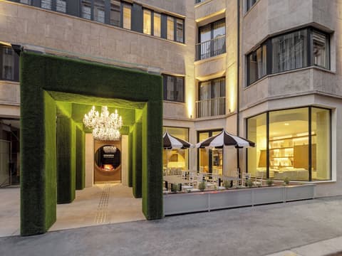 Mamaison Hotel Chain Bridge Budapest, Front of property