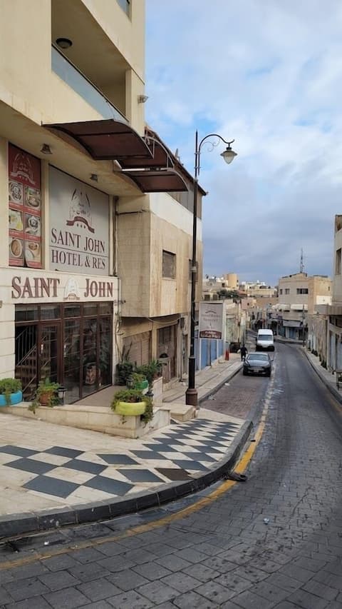 Saint John Hotel, Property entrance
