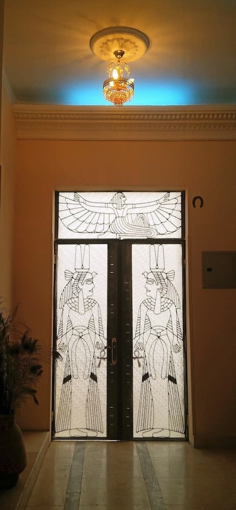 Pyramids Luxor Hotel, Interior entrance