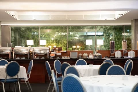 VIP Executive Art's Hotel, Restaurant