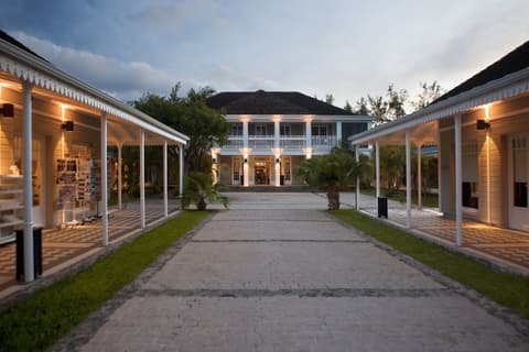 LUX* Saint Gilles, Property grounds