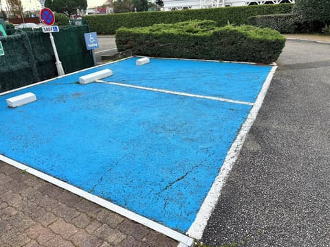 Kyriad Bordeaux- Lormont, Wheelchair accessible van parking