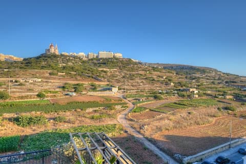 Luna Holiday Complex, Hiking