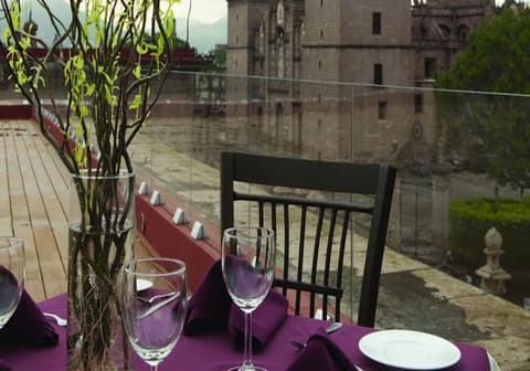 Misión Catedral Morelia, Dining