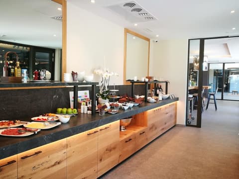 The Lodge Hotel, Buffet