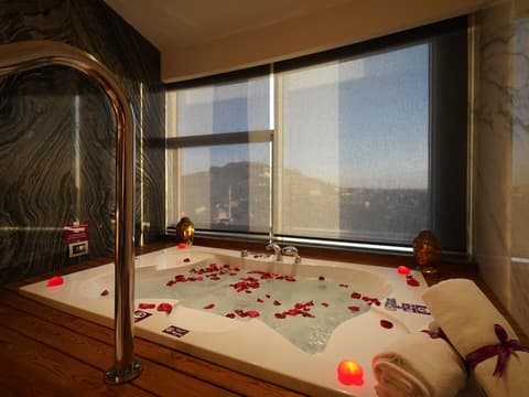 Crowne Plaza Cappadocia - Nevsehir by IHG, Jetted tub