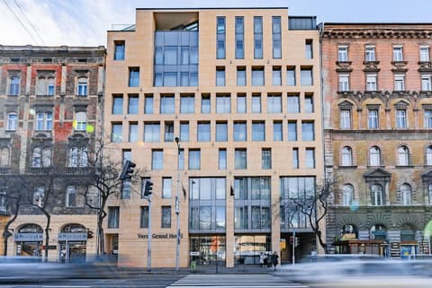 Akeah Verdi Budapest, Front of property