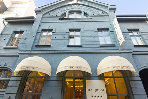 Marquise Hotel, Front of property