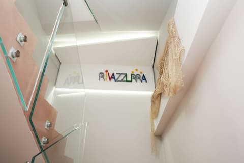 Rivazzurra Design Rooms, Interior entrance