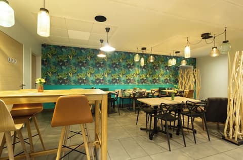 City Résidence Tours, Dining