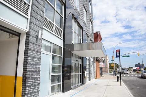 Queens Hotel, Front of property