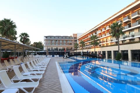 Aydinbey Queen's Palace & Spa - Ultra All Inclusive, Pool