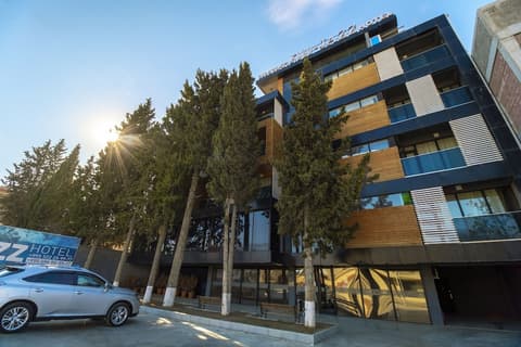 Jazz Hotel, Front of property