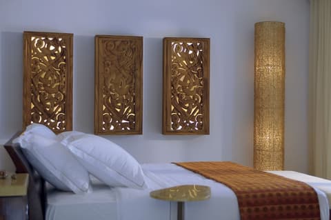 Constance Halaveli, Room