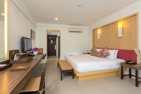 Sawaddi Patong Resort & Spa by Tolani, Room