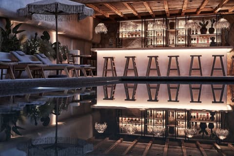 Amyth of Mykonos Agios Stefanos, Swim-up bar