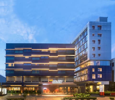 Swiss-Belinn Wahid Hasyim, Front of property