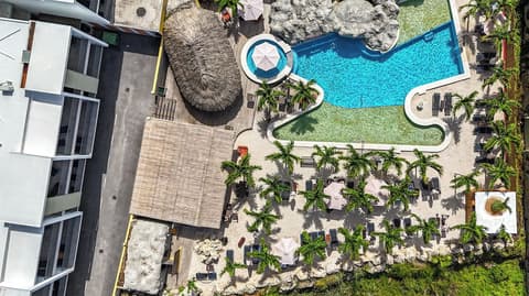 The Ritz Village Hotel, Pool