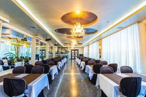 Royal Palace Hotel, Dining