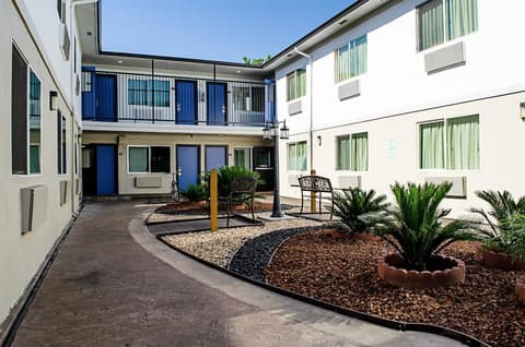 Motel 6 Modesto, CA - Downtown, Terrace/patio