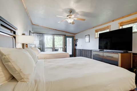 Explorer Cabins At Yellowstone, Room