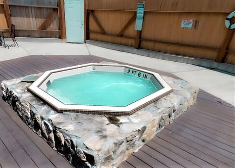 The Hibernation Station, Outdoor spa tub