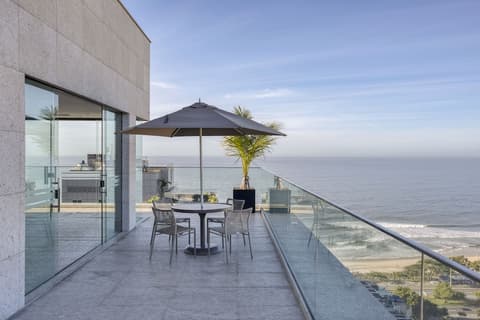 Windsor Tower Hotel, Bar (on property)