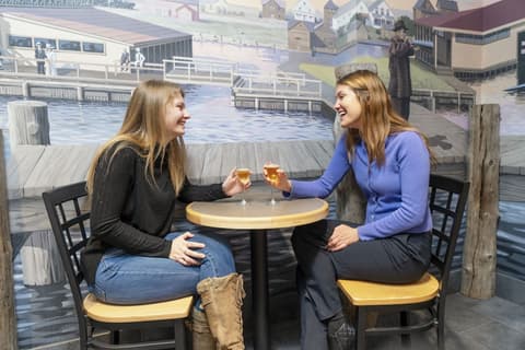 Park Point Marina Inn, Lobby lounge