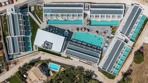 Mirage Bleu Hotel, Property grounds