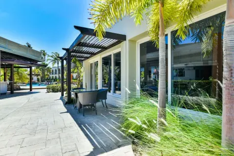 Talk of the Town Hotel & Beach Club, 