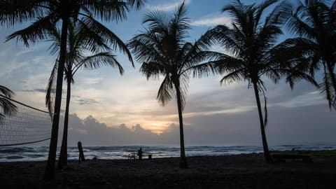 Costa Rica: Ocean Waves & Sunsets